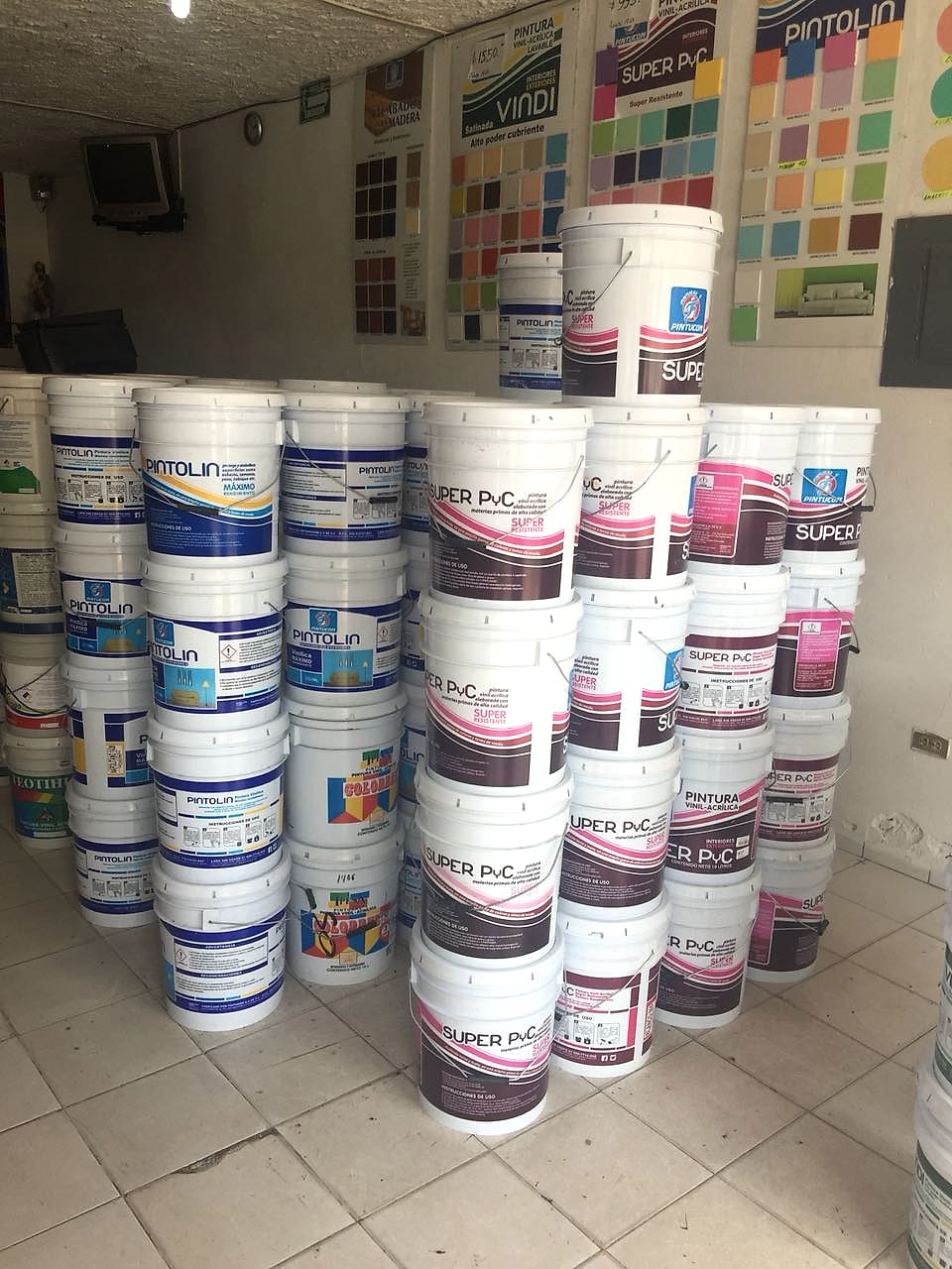 Anaquel de cubetas Pintolux en Pinturas FRAGA, Villahermosa
